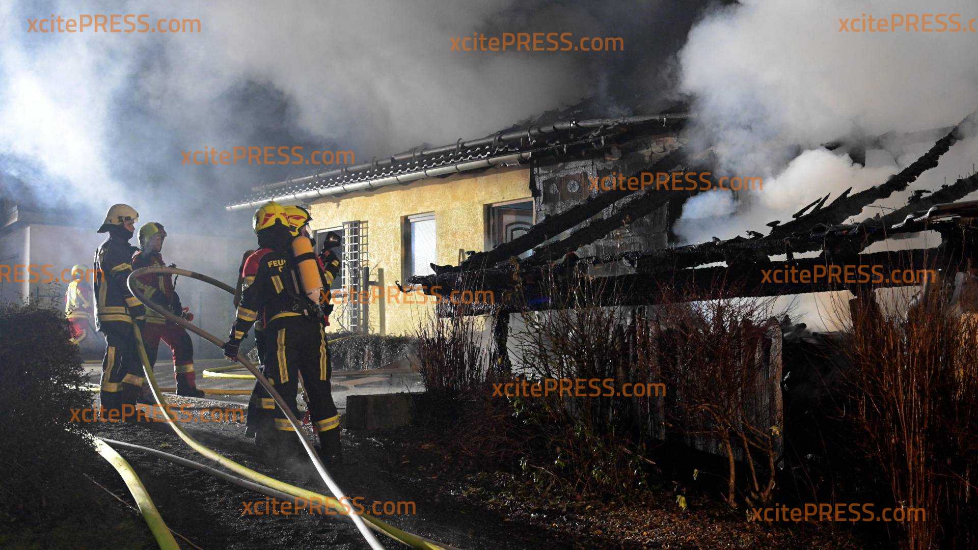 Flammen rauben Senioren kurz vor Weihnachten ihr Zuhause – Einfamilienhaus in Kleindehsa vollständig zerstört: Bewohner können sich in letzter Minute retten