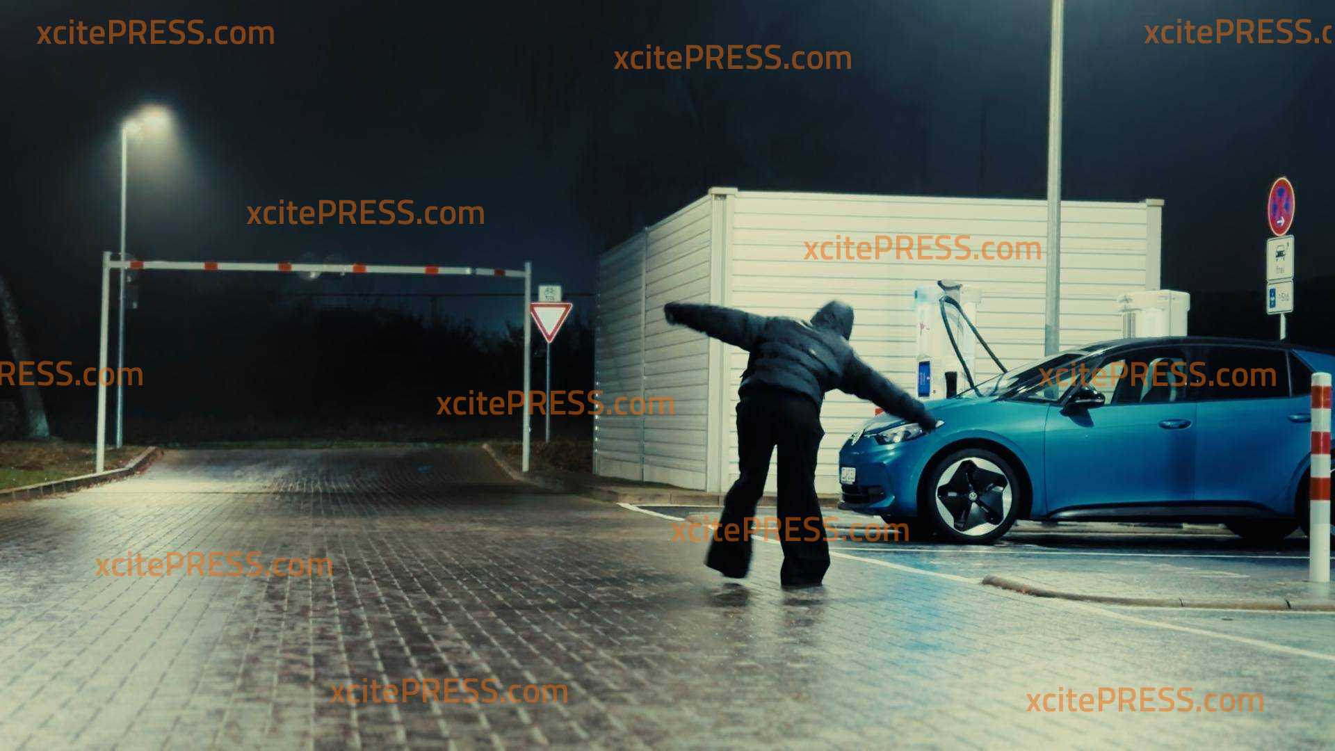 Plötzliches Glatteis legt Verkehr lahm: außerorts im Schneckentempo - Straßen werden zur Rutschbahn (ON TAPE), Fußgänger und Autos haben Schwierigkeiten: Regen auf Frost: gefährliche Rutschgefahr in Teilen des Landes 