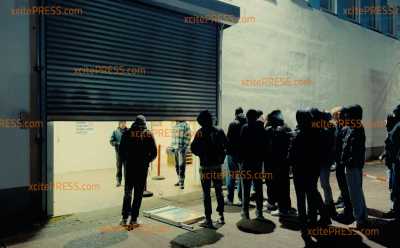 Punkt Mitternacht stürmen Kunden den Feuerwerksverkauf: Hunderte harren in der Kälte aus „will 700 € ausgeben