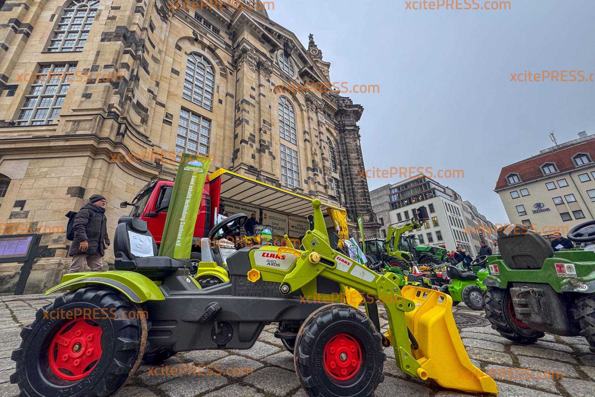Kleine Traktoren, große Botschaft: Bauern demonstrieren bei eisiger Kälte mit kreativen Mitteln vor historischer Frauenkirche : Protest gegen Mercosur-Freihandelsabkommen: Bauern fordern faire Regeln