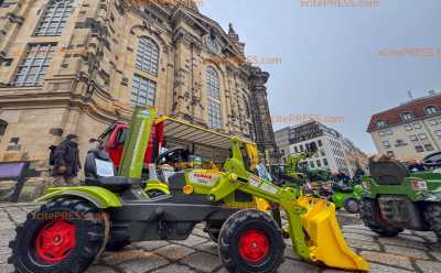 Kleine Traktoren, große Botschaft: Bauern demonstrieren bei eisiger Kälte mit kreativen Mitteln vor historischer Frauenkirche : Protest gegen Mercosur-Freihandelsabkommen: Bauern fordern faire Regeln