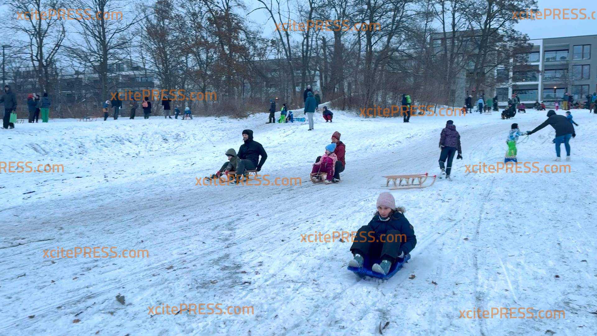 Schneesturm kann auch wunderschön! Elli sorgt für Rodelfreude und großes Schneemänner-Bauen im Stadtpark - viele schnallen sich Ski und Snowboard an: beste Laune bei dutzenden Familien dank Wintereinbruch