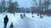 Schneesturm kann auch wunderschön! Elli sorgt für Rodelfreude und großes Schneemänner-Bauen im Stadtpark - viele schnallen sich Ski und Snowboard an: beste Laune bei dutzenden Familien dank Wintereinbruch