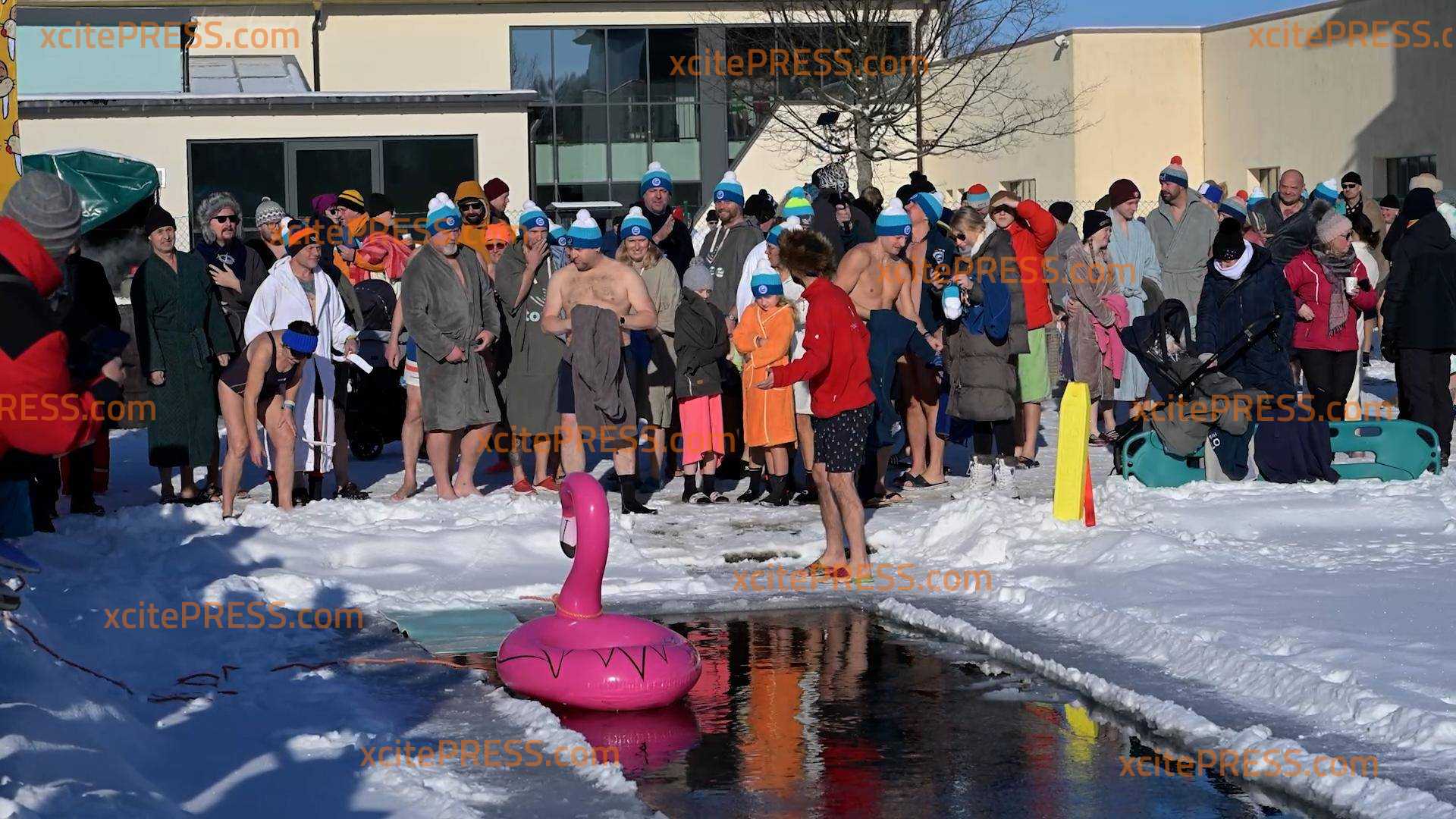 Eisbaden: 106 Mutige trotzen bei minus acht Grad dem eiskalten Wasser: Schöne Tradition bei sonnigem Winterwetter