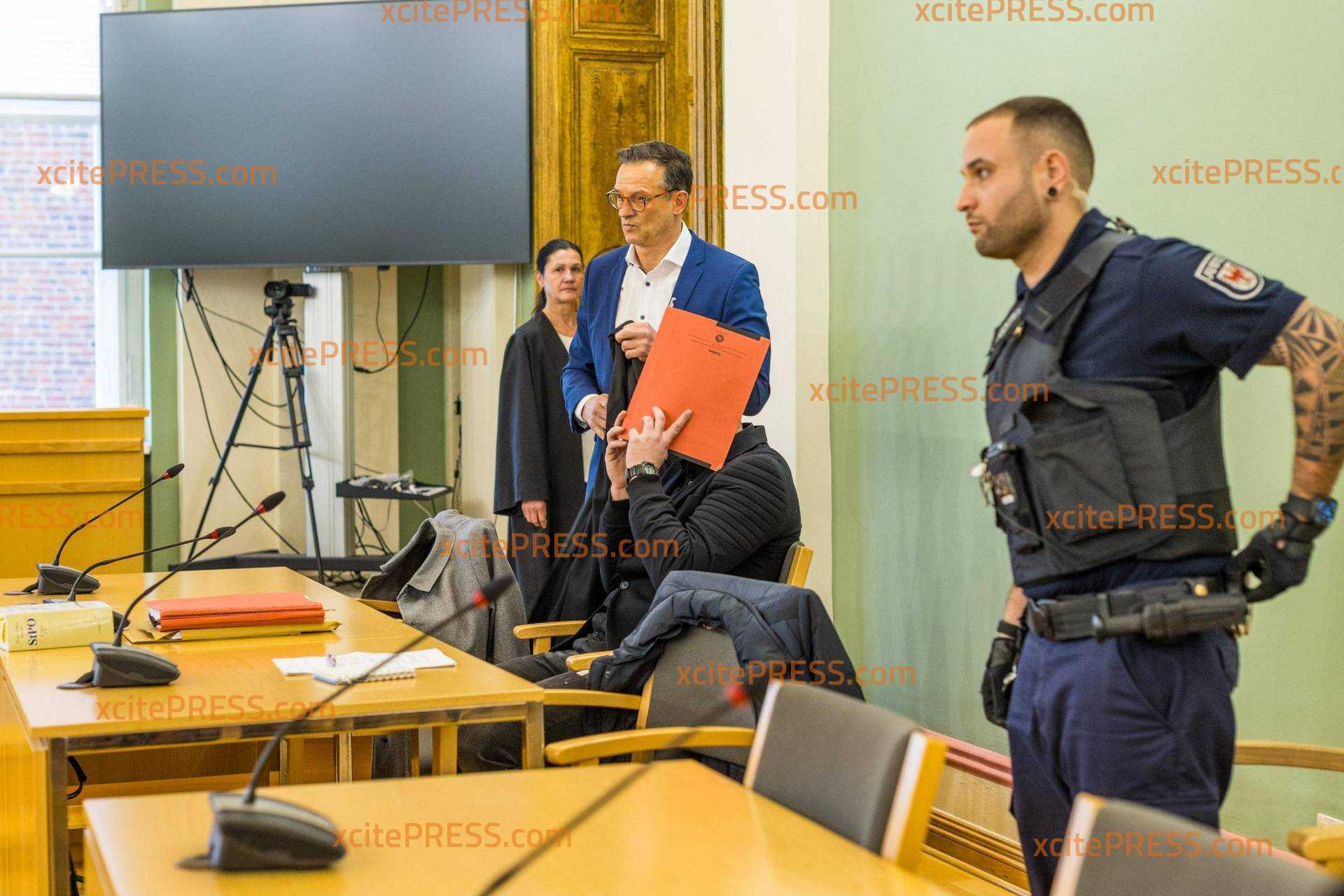 Gerichtsprozess gegen Polizistenmöder beginnt! - Autodiebe überfahren Polizisten aus Sachsen in Lauchhammer vor einem Jahr: Nun steht der Todesfahrer vor Gericht - Der getötete Polizist hinterlässt eine Lebensgefährtin und eine kleine Tochter