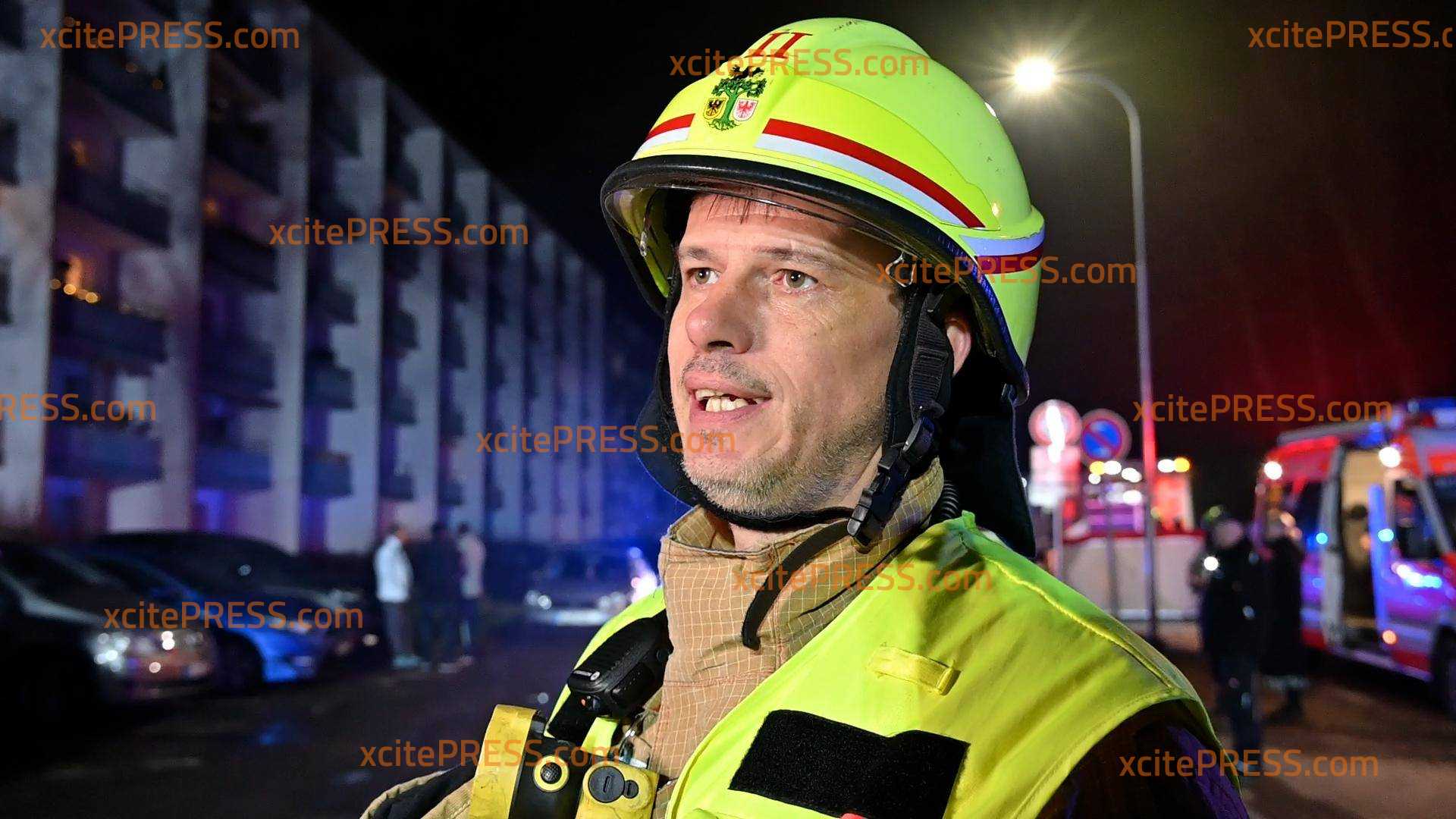 Schwerer Wohnungsbrand - Zwei Verletzte: Feuerwehr im Großeinsatz