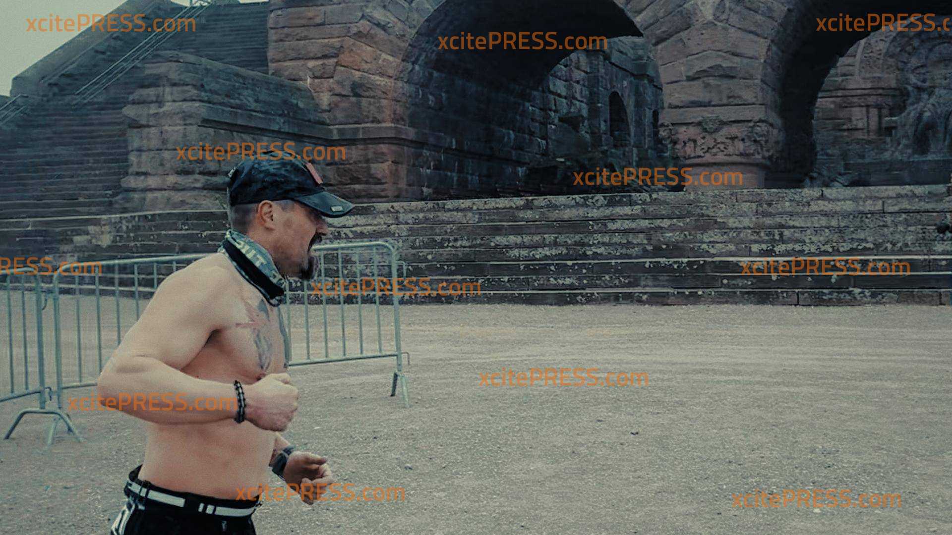 Oberkörperfrei und kurze Hose: Jogger sorgt bei -6 Grad für ungläubige Blicke (ON TAPE) - Winterdienst kämpf gegen strengen Frost: Eis 