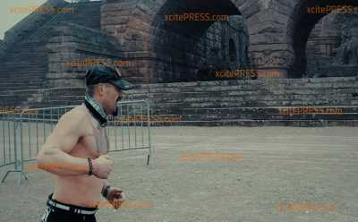 Oberkörperfrei und kurze Hose: Jogger sorgt bei -6 Grad für ungläubige Blicke (ON TAPE) - Winterdienst kämpf gegen strengen Frost: Eis 