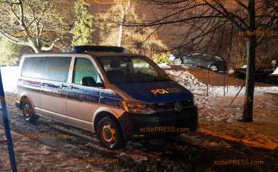 Spektakuläre Flucht am Abend – Audi-Fahrer strandet im Schnee auf Spielplatz: 