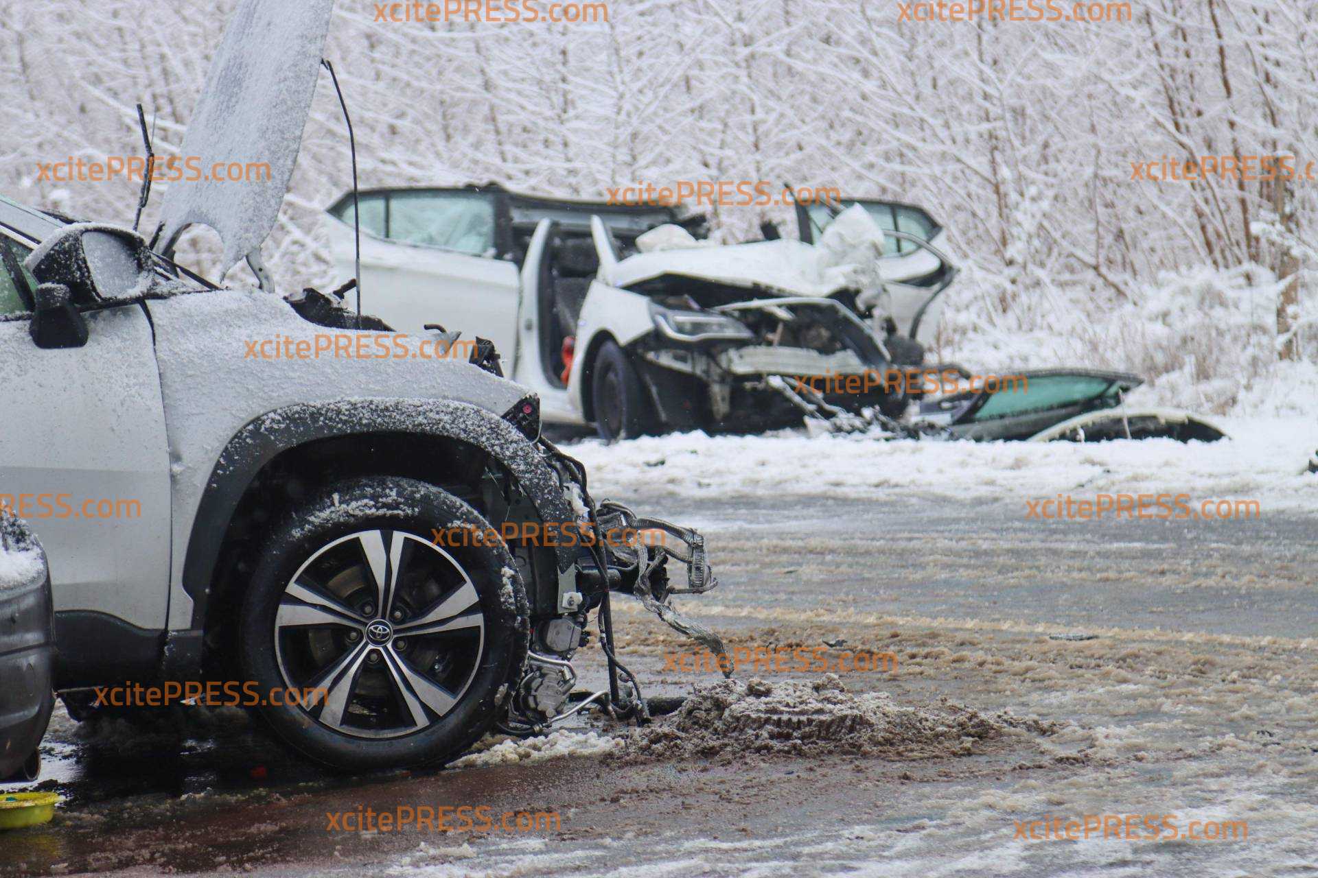 Frontalzusammenstoß auf Schneebedeckter Straße - drei Personen Verletzt : 