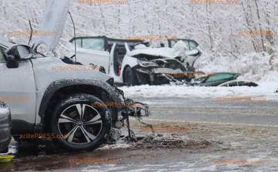 Frontalzusammenstoß auf Schneebedeckter Straße - drei Personen Verletzt : 