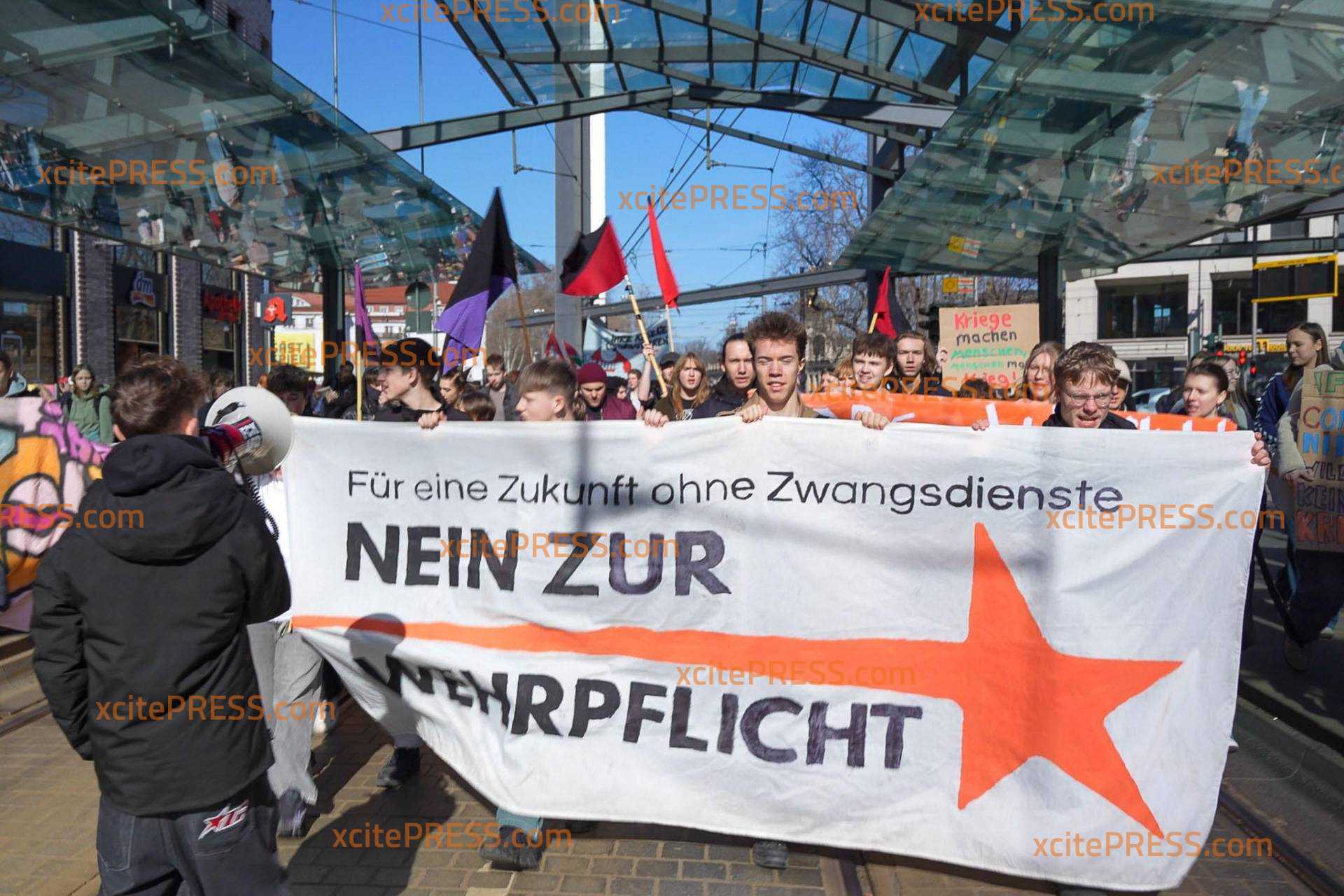 Schulstreik: Krieg in Nahost treibt hunderte Schüler gegen Wehrpflicht auf die Straße: 