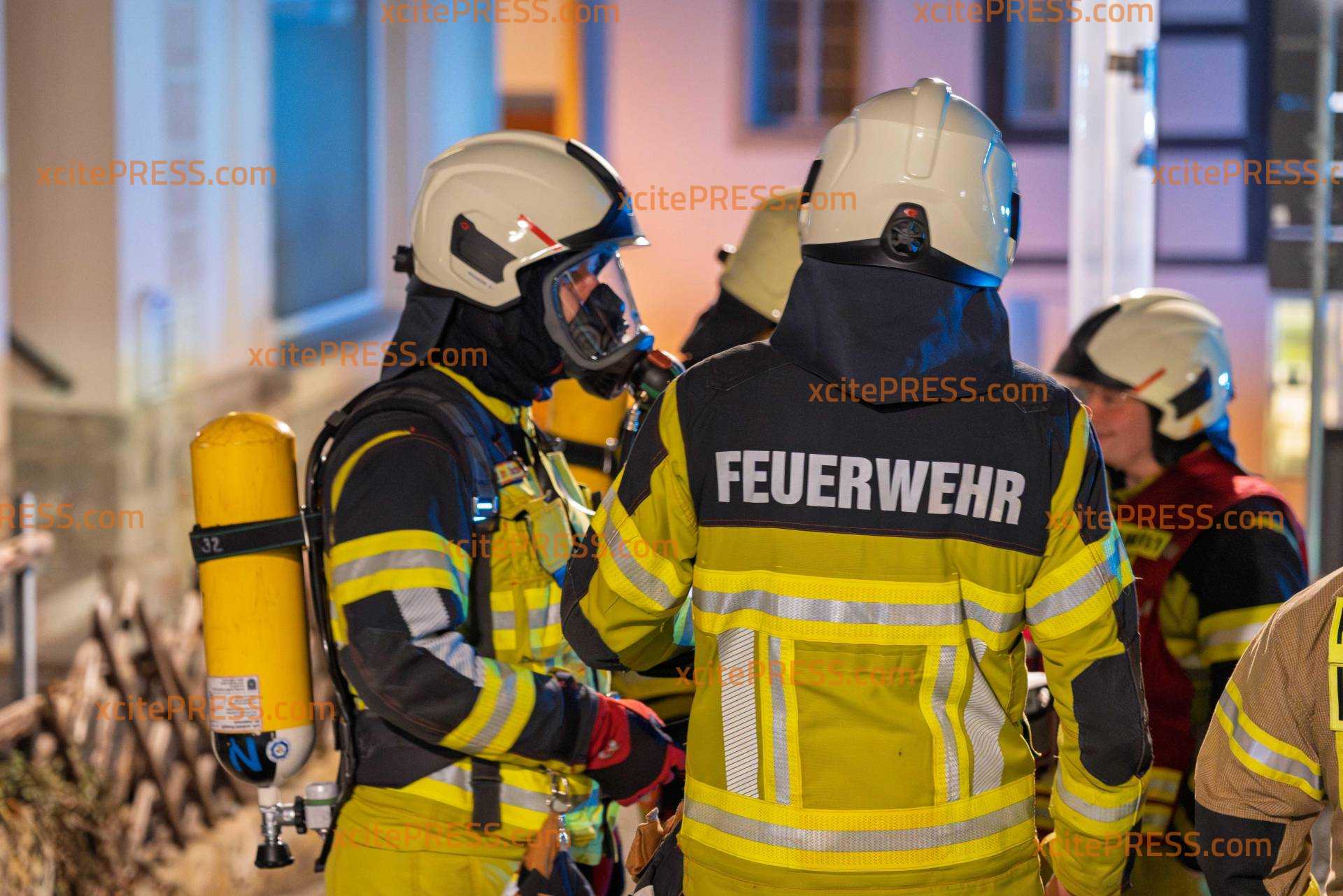 Sechs Personen teils schwer verletzt: Familie mit Kindern in letzter Sekunde aus lebensgefährlicher CO-Falle gerettet!: Ursache: Holzkohlegrill im Treppenhaus