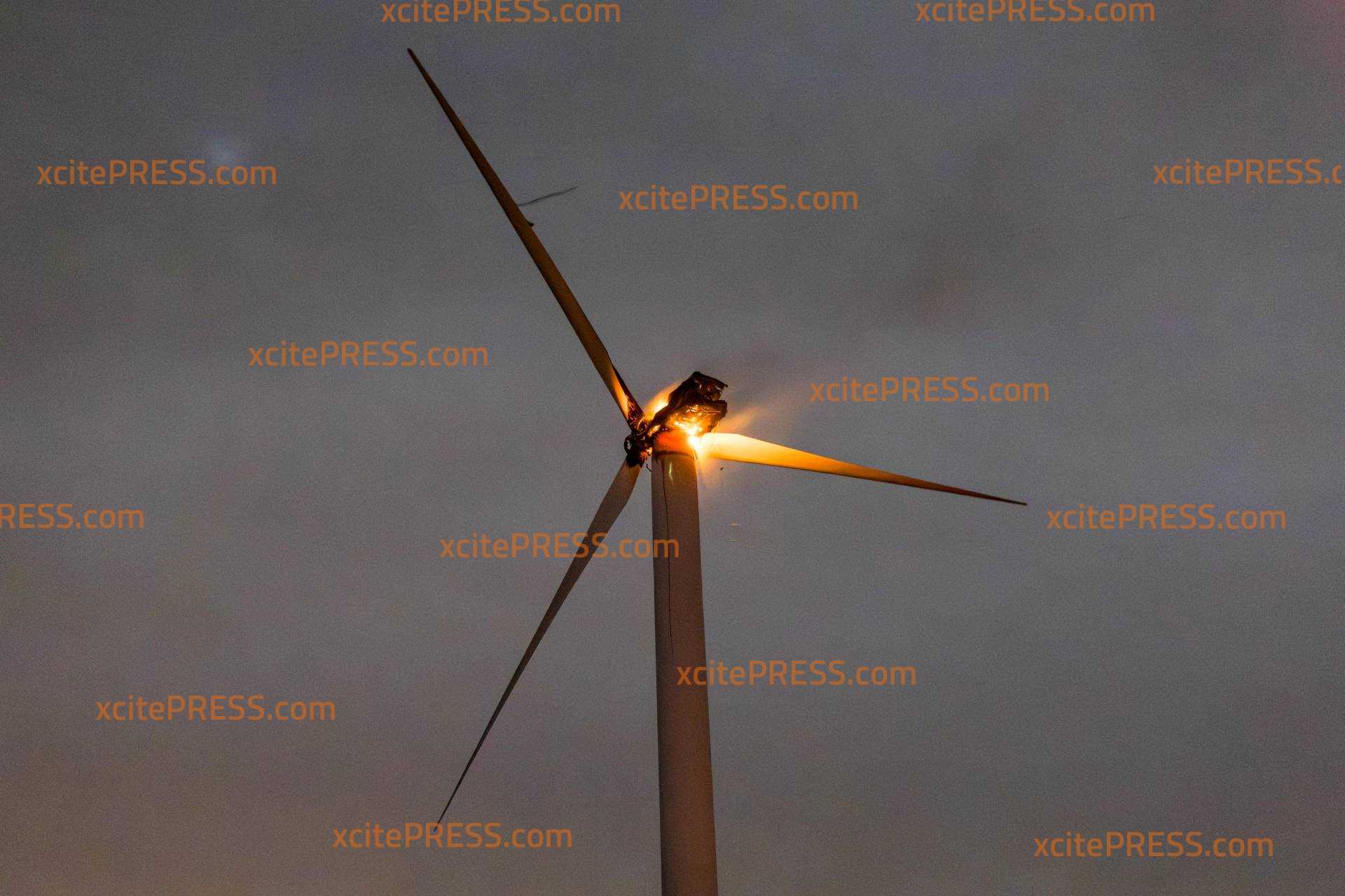  Windrad bei Crostwitz brennt in der Nacht Lichterloh! - Flammen (on tape!): 