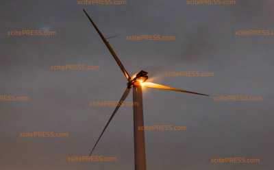  Windrad bei Crostwitz brennt in der Nacht Lichterloh! - Flammen (on tape!): 