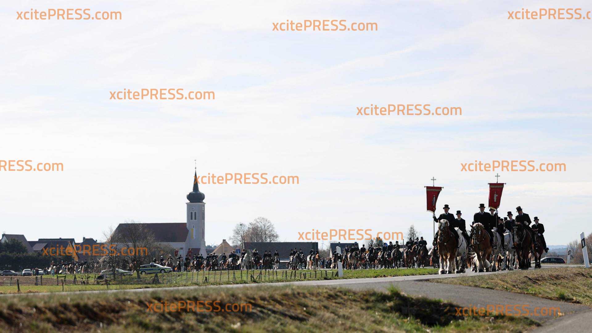 Osterrtradition in der Oberlausitz - Hunderte Osterreiter verkünden die Auferstehung Christi: Zahlreiche Menschen beobachten sorbischen Brauch 