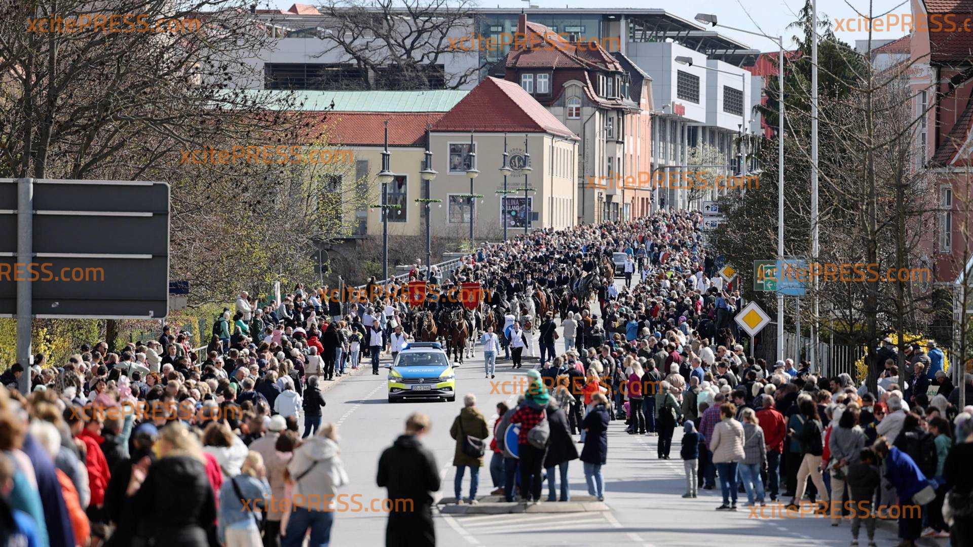 Osterreiter ziehen durch Bautzen: Sorbische Tradition verkündet die Auferstehung Christi