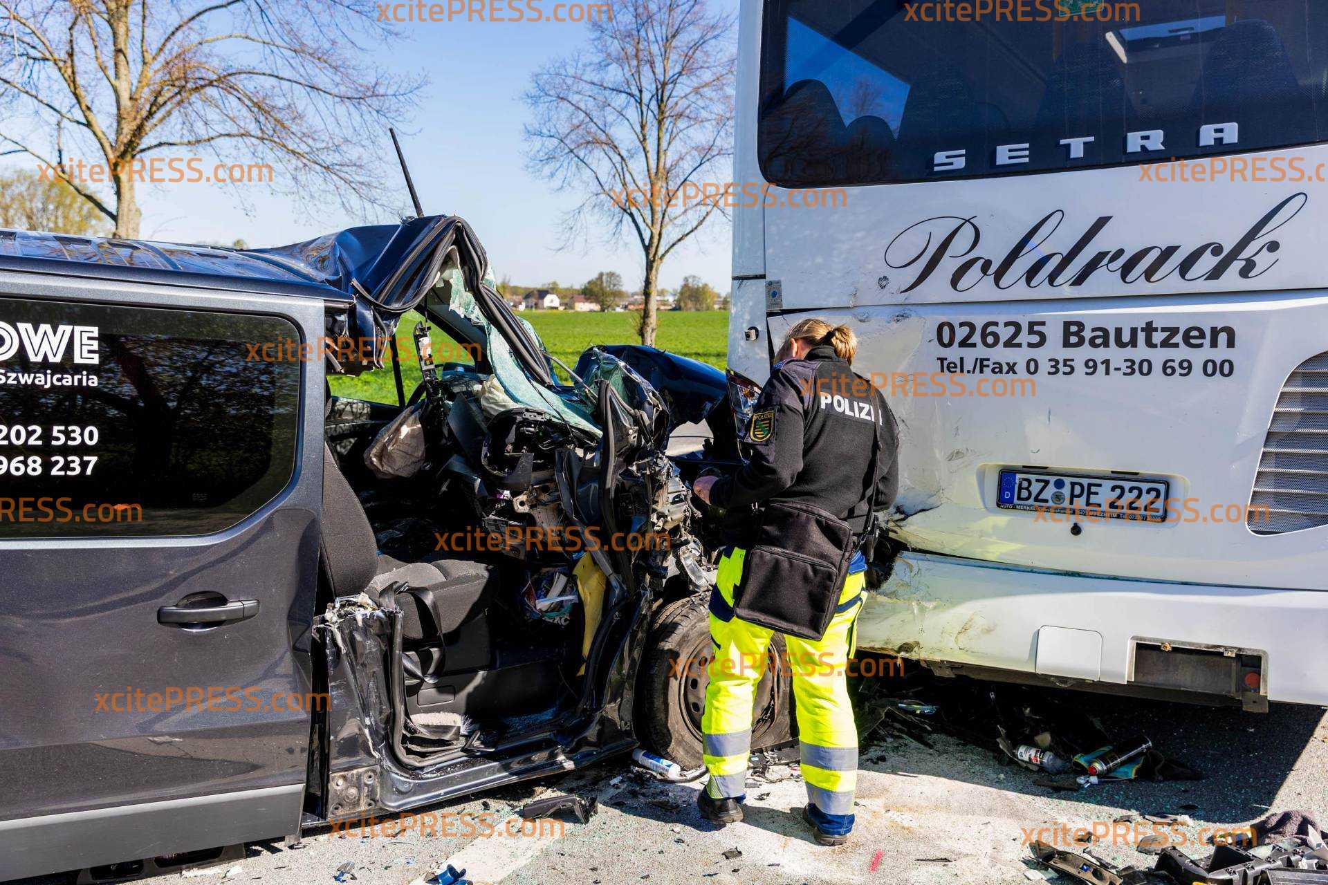 Schwerer Unfall zwischen Linienbus und Kleinbus - 6 Verletzte - MANV ausgelöst - mehrere Rettungshubschrauber vor Ort: Spezialkräfte der Polizei ermitteln vor Ort zur Unfallursache