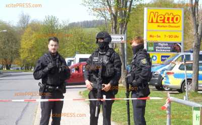 Schüsse in Mehrfamilienhaus in Neustadt in Sachsen - Polizei mit Großaufgebot vor Ort: Zwei Tote, eine Person schwer verletzt