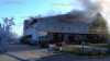 Dachstuhlbrand - Flammen greifen auf Gebäude über: Feuerwehr im Großeinsatz