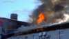 Dachstuhlbrand - Flammen greifen auf Gebäude über: Feuerwehr im Großeinsatz