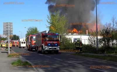 Dachstuhlbrand - Flammen greifen auf Gebäude über: Feuerwehr im Großeinsatz