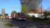 Dachstuhlbrand - Flammen greifen auf Gebäude über: Feuerwehr im Großeinsatz