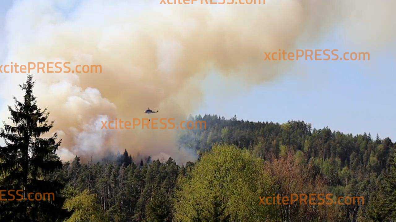 Waldbrand in der Böhmischen Schweiz: Hubschrauber im Einsatz