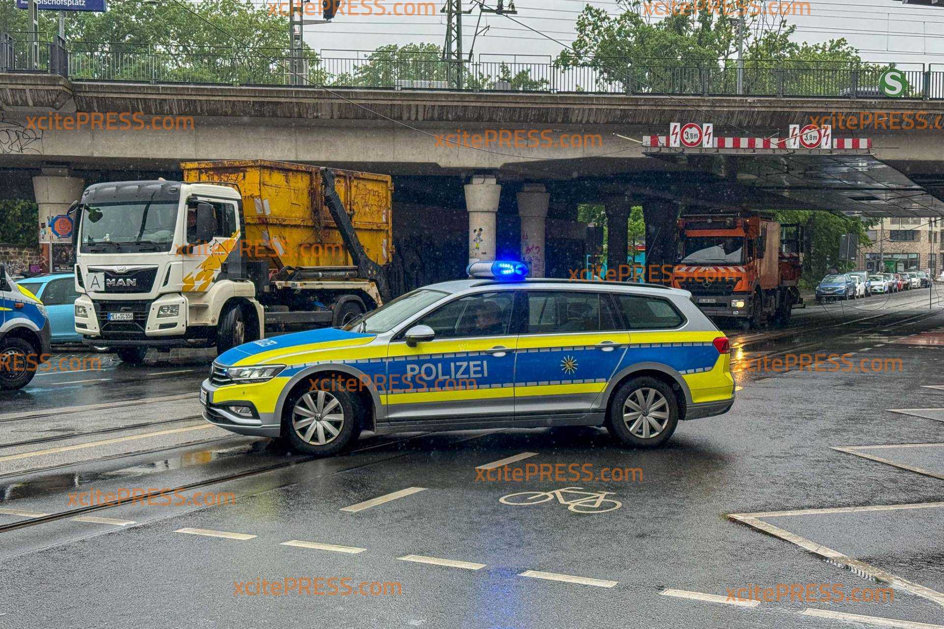 Absetzkipper reißt Oberleitung ab und beschädigt BMW:Vollsperrung im Berufsverkehr: Bahnen stehen still