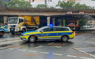 Absetzkipper reißt Oberleitung ab und beschädigt BMW:Vollsperrung im Berufsverkehr: Bahnen stehen still