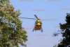PKW kracht auf B156 gegen Baum: 2 Insassen werden schwer verletzt - mehrere Rettungshubschrauber im Einsatz: Schwerer Verkehrsunfall an der Grenze zu Sachsen