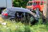 PKW kracht auf B156 gegen Baum: 2 Insassen werden schwer verletzt - mehrere Rettungshubschrauber im Einsatz: Schwerer Verkehrsunfall an der Grenze zu Sachsen