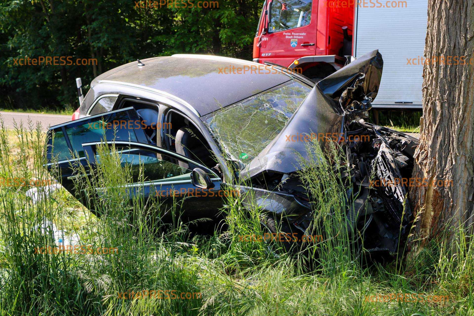 PKW kracht auf B156 gegen Baum: 2 Insassen werden schwer verletzt - mehrere Rettungshubschrauber im Einsatz: Schwerer Verkehrsunfall an der Grenze zu Sachsen