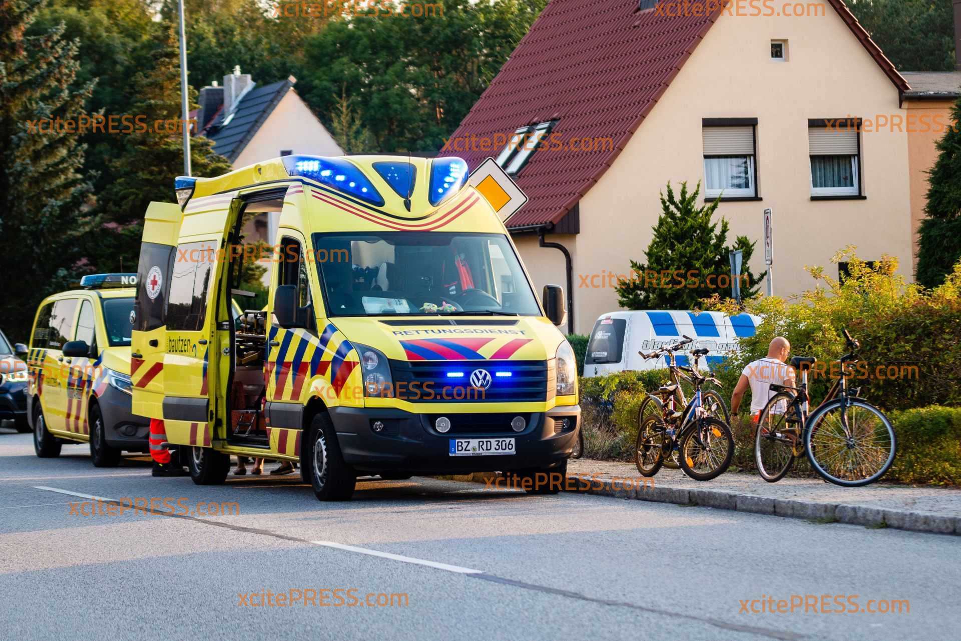 Bei Familienausflug: Radfahrer stürzt und stirbt noch vor Ort: Familie ist schwer geschockt und muss betreut werden