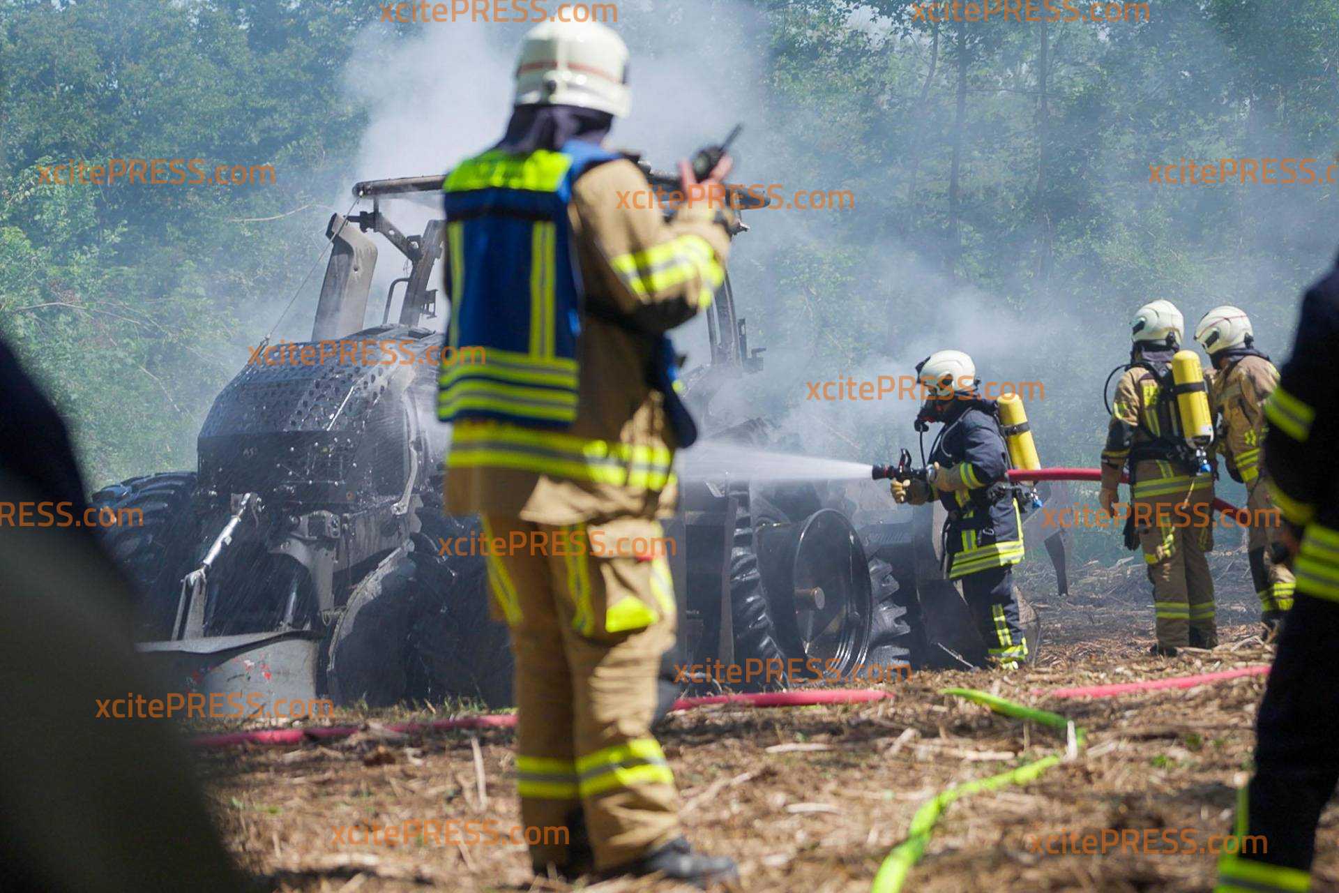 NEUE INFOS: Hitze begünstigte offenbar Traktor-Brand mitten im Wald! Bei Gluthitze von über 32 Grad: Forst-Traktor geht auf Waldlichtung plötzlich in Flammen auf - Feuerwehr versucht Übergreifen auf Wald zu verhindern: schweißtreibender Einsatz für die Kameraden - Hitzewarnung in der Region