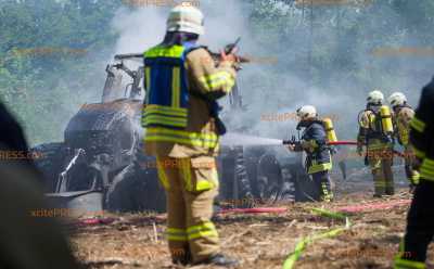NEUE INFOS: Hitze begünstigte offenbar Traktor-Brand mitten im Wald! Bei Gluthitze von über 32 Grad: Forst-Traktor geht auf Waldlichtung plötzlich in Flammen auf - Feuerwehr versucht Übergreifen auf Wald zu verhindern: schweißtreibender Einsatz für die Kameraden - Hitzewarnung in der Region