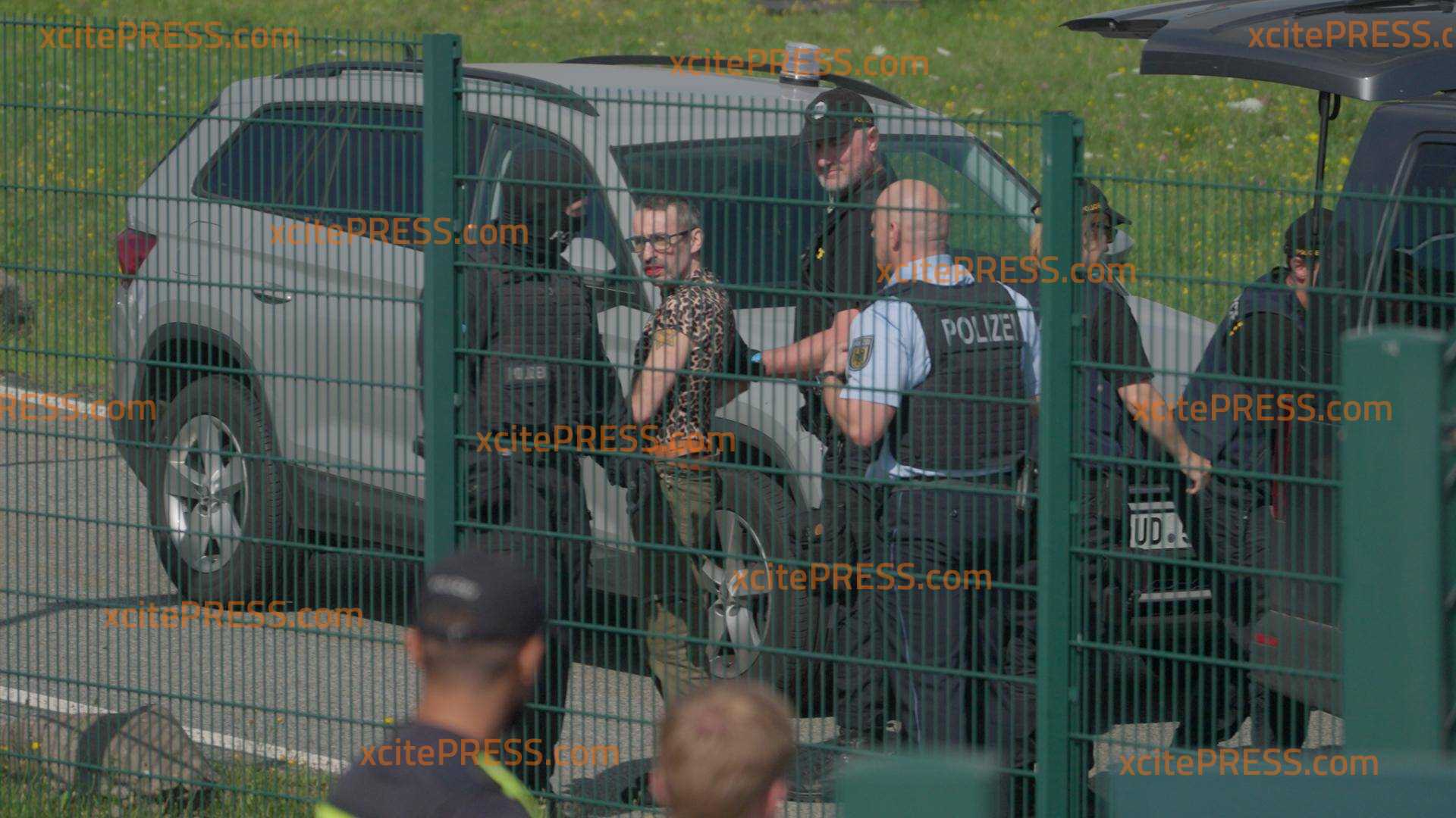 EIL: Rechtsextremistin Liebich ausgeliefert! Tschechische Behörden übergeben die Gefangene an die Bundespolizei: Vermummte Einsatzkräfte nehmen Liebich entgegen
