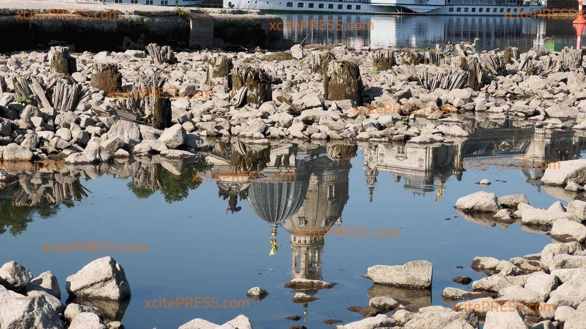 Dresden sitzt auf dem Trockenen: Elbe schrumpft (mickrige 56 cm - Anzeige ON TAPE), Brunnen bleiben aus: Wassermangel in Sachsen: Elbe zu flach für historische Dampfer (Ausfall-Schilder)