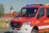 42 Hektar brennen lichterloh (DROHENENAUFNAHMEN), Feuerwehr spricht von "schwierigen Bedingungen" bei Großbrand - Rauchsäule kilometerweit zu sehen; Feldbrand greift auf Waldstück über: Über 70 Einsatzkräfte vor Ort, große Fläche "kohlschwarz" - O-Ton