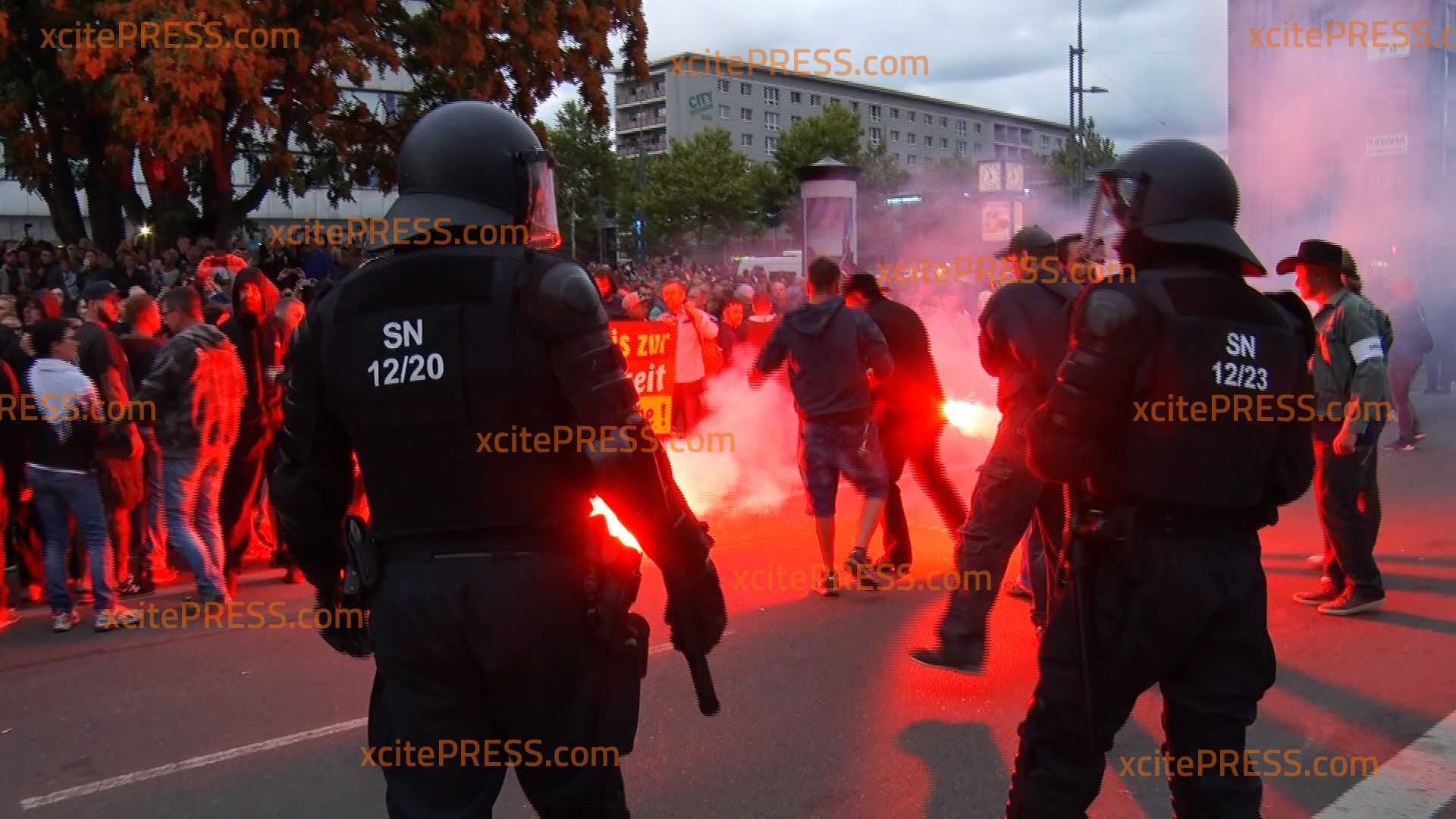 Nach tödlicher Messerstecherei am Rande von Stadtgebiet: Mehrere Demonstrationen in der Innenstadt: Polizei muss Demonstrationslager voneinander trennen