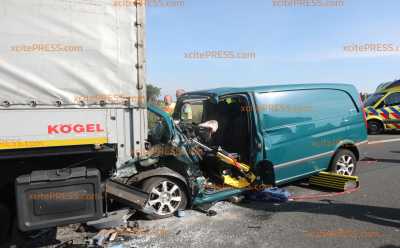 Transporter kracht auf LKW - Richtungsfahrbahn voll gesperrt : Transporterfahrer nach Crash auf A4 schwerst verletzt