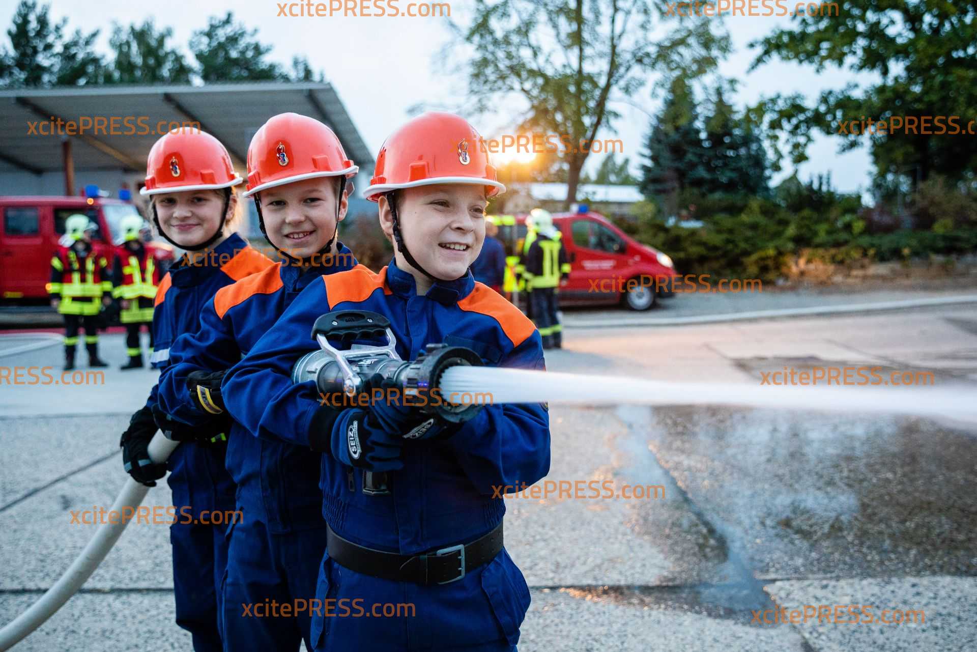 Jugendfeuerwehr wird für einen Tag zur Berufsfeuerwehr: Kinder fahren zu den Einsätzen wie die Großen