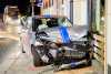 Kreuzungscrash zwischen zwei PKW: Suzuki landet an Hauswand von beliebter Suppenbar