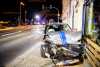 Kreuzungscrash zwischen zwei PKW: Suzuki landet an Hauswand von beliebter Suppenbar