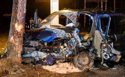Unfall bei herbstlichen Straßenverhältnissen: Frau wird schwer im Fahrzeug eingeklemmt und muss von Feuerwehr befreit werden