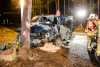 Unfall bei herbstlichen Straßenverhältnissen: Frau wird schwer im Fahrzeug eingeklemmt und muss von Feuerwehr befreit werden