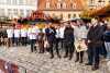Der 16. Pulsnitzer Pfefferkuchenmarkt ist eröffnet: Ministerpräsident Kretschmer wird zum Pfefferkuchenverkäufer