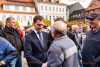Der 16. Pulsnitzer Pfefferkuchenmarkt ist eröffnet: Ministerpräsident Kretschmer wird zum Pfefferkuchenverkäufer