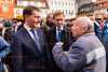 Der 16. Pulsnitzer Pfefferkuchenmarkt ist eröffnet: Ministerpräsident Kretschmer wird zum Pfefferkuchenverkäufer