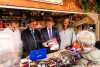 Der 16. Pulsnitzer Pfefferkuchenmarkt ist eröffnet: Ministerpräsident Kretschmer wird zum Pfefferkuchenverkäufer